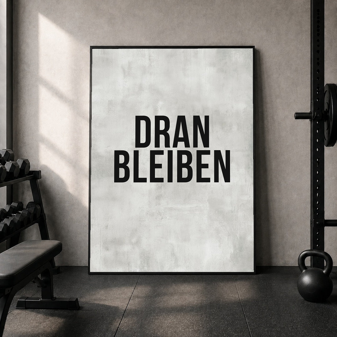 Dranbleiben Typografie grau Poster – Schwarzer Rahmen – Produktfoto