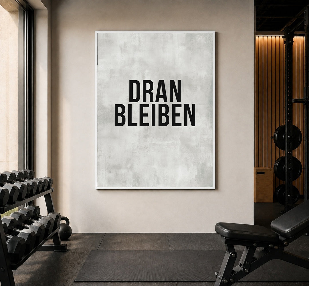 Dranbleiben Typografie grau Poster – Weißer Rahmen – Produktfoto