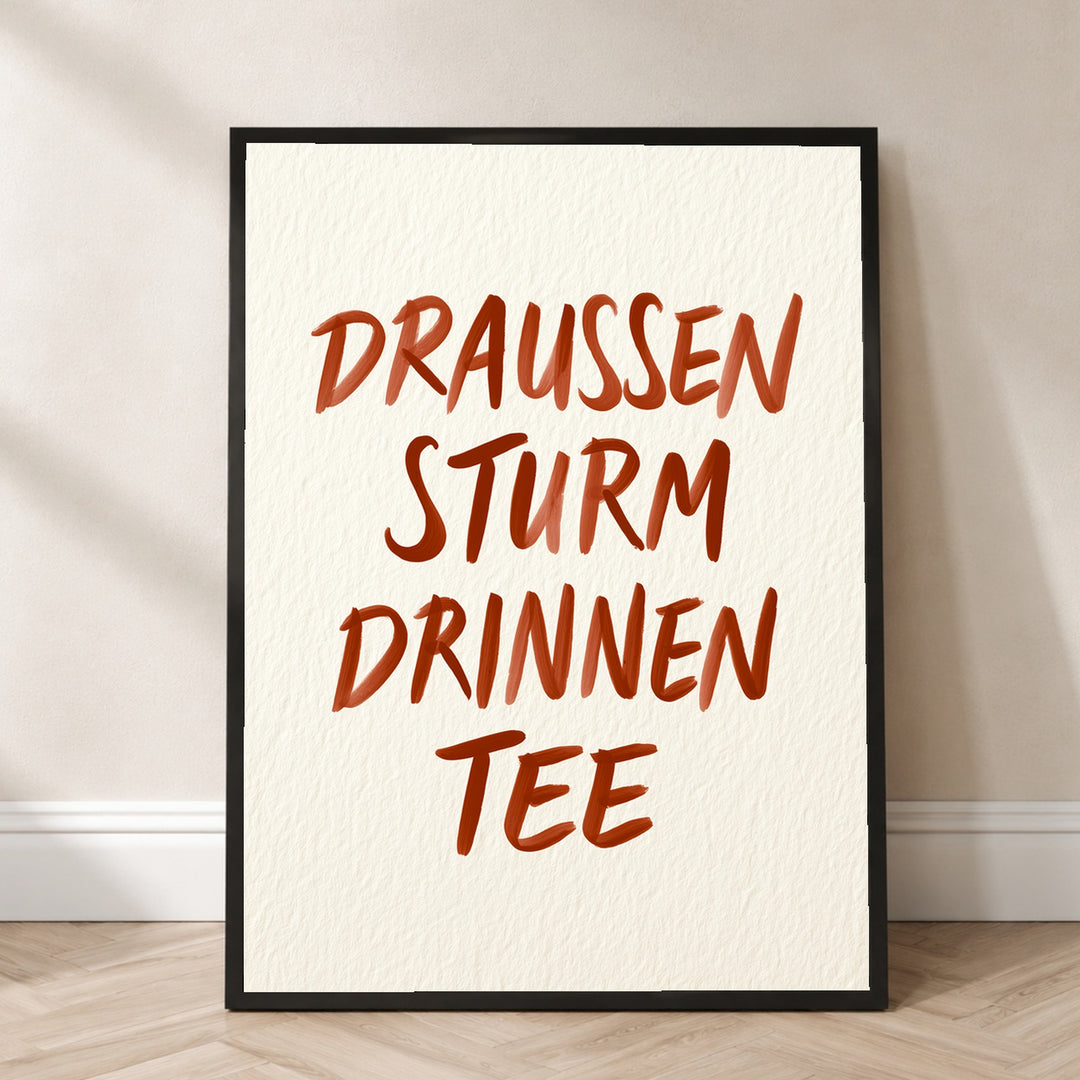 Draußen Sturm, drinnen Tee Poster – Schwarzer Rahmen – Produktfoto