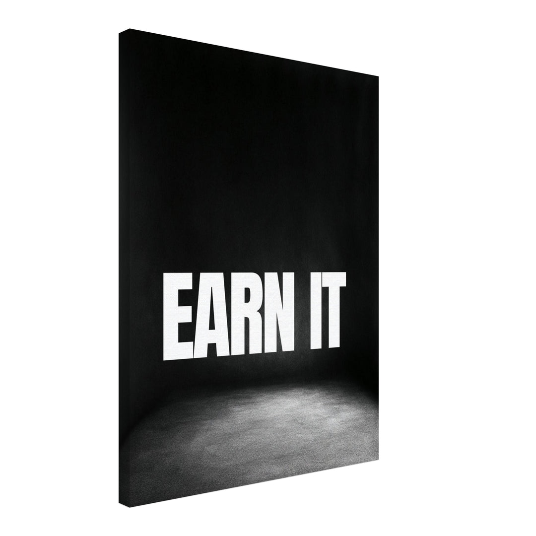 Earn It schwarz-weiß Typografie Leinwandbild – Schräge Ansicht – Produktfoto