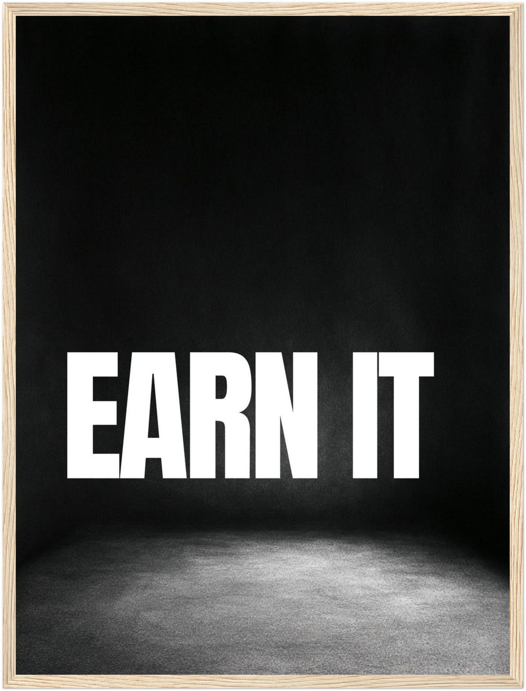 Earn It schwarz-weiß Typografie Poster – Holz natur Rahmen – Produktfoto