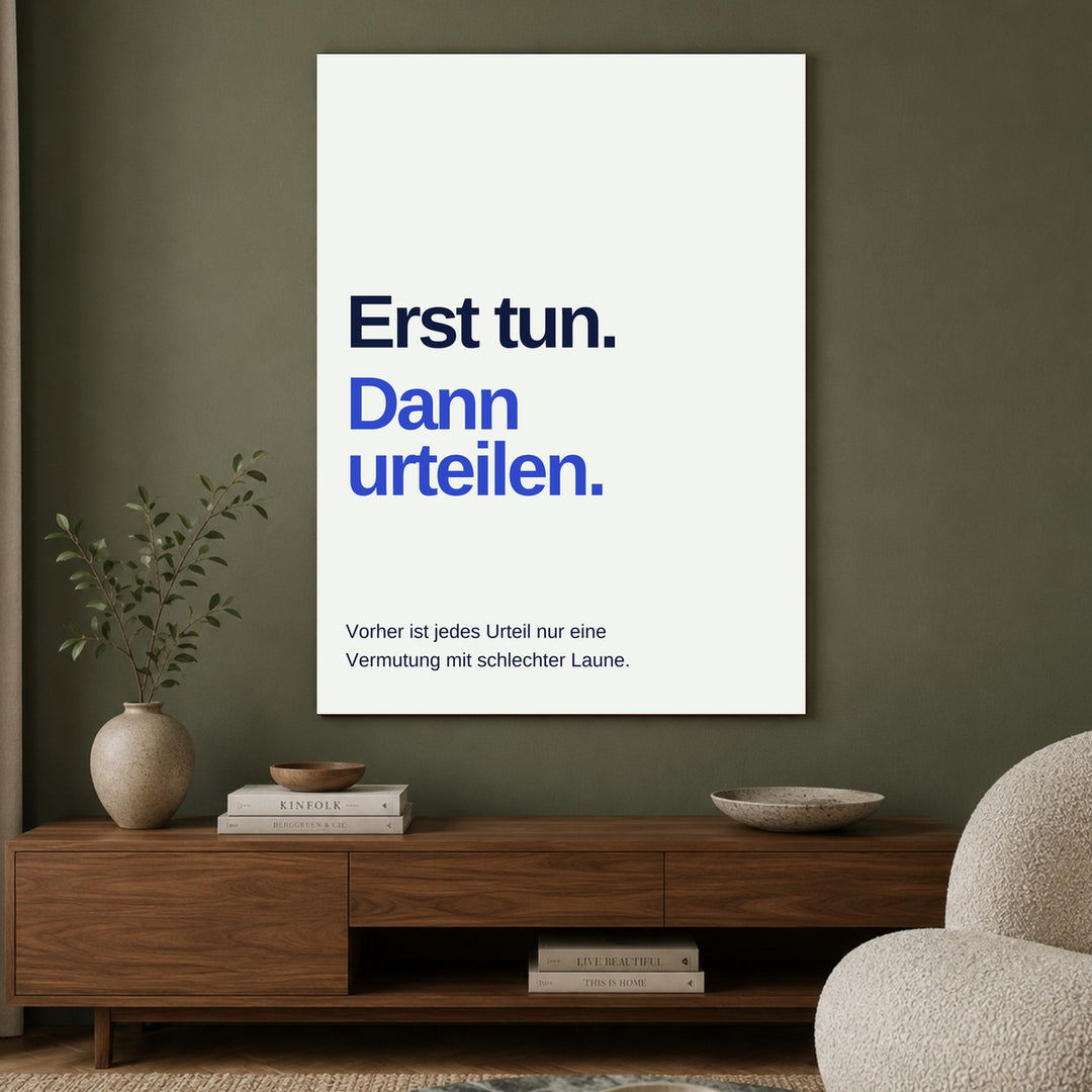 erst-tun-dann-urteilen-spruch Poster – Ohne Rahmen – Produktfoto