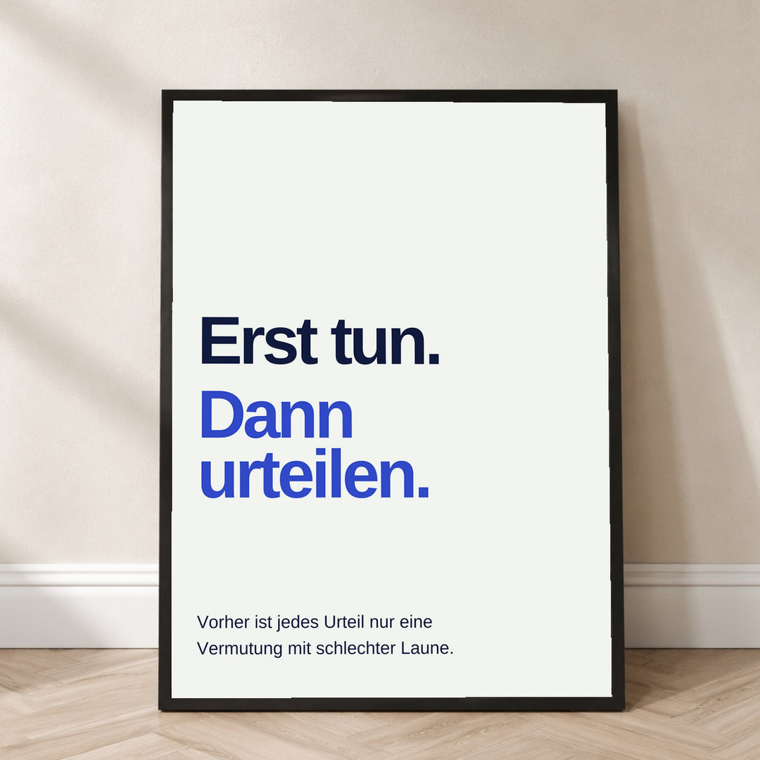 erst-tun-dann-urteilen-spruch Poster – Schwarzer Rahmen – Produktfoto