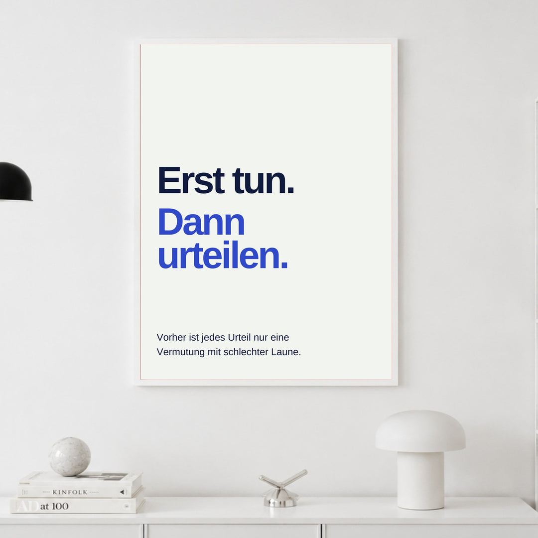 erst-tun-dann-urteilen-spruch Poster – Weißer Rahmen – Produktfoto