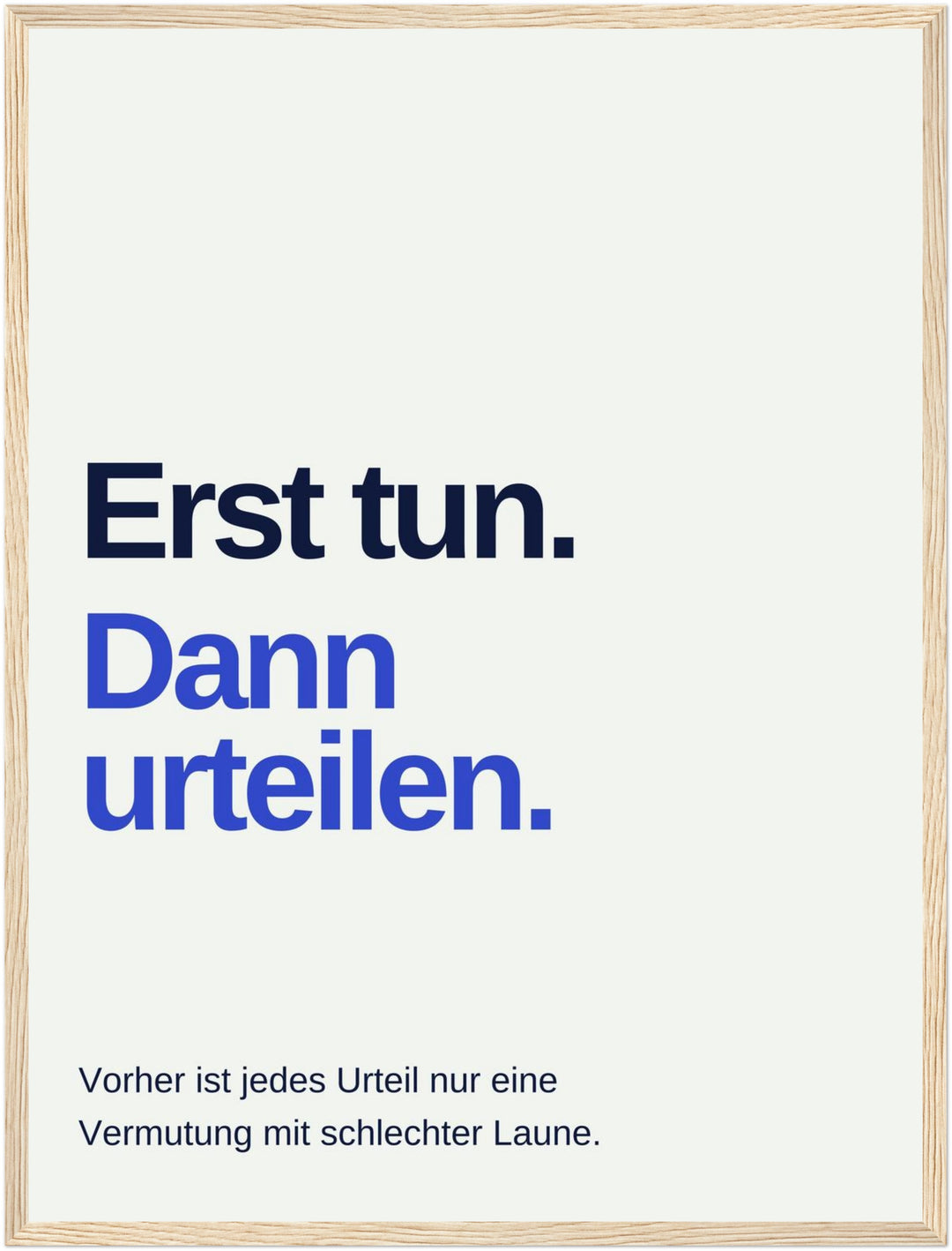 erst-tun-dann-urteilen-spruch Poster – Holz natur Rahmen – Produktfoto