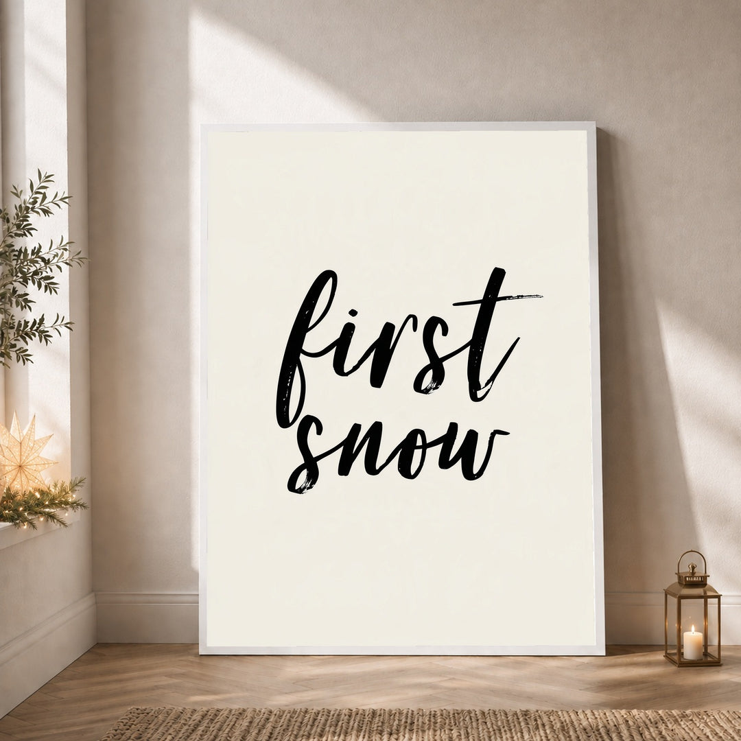 Erster Schnee Schriftzug Poster – Weißer Rahmen – Produktfoto