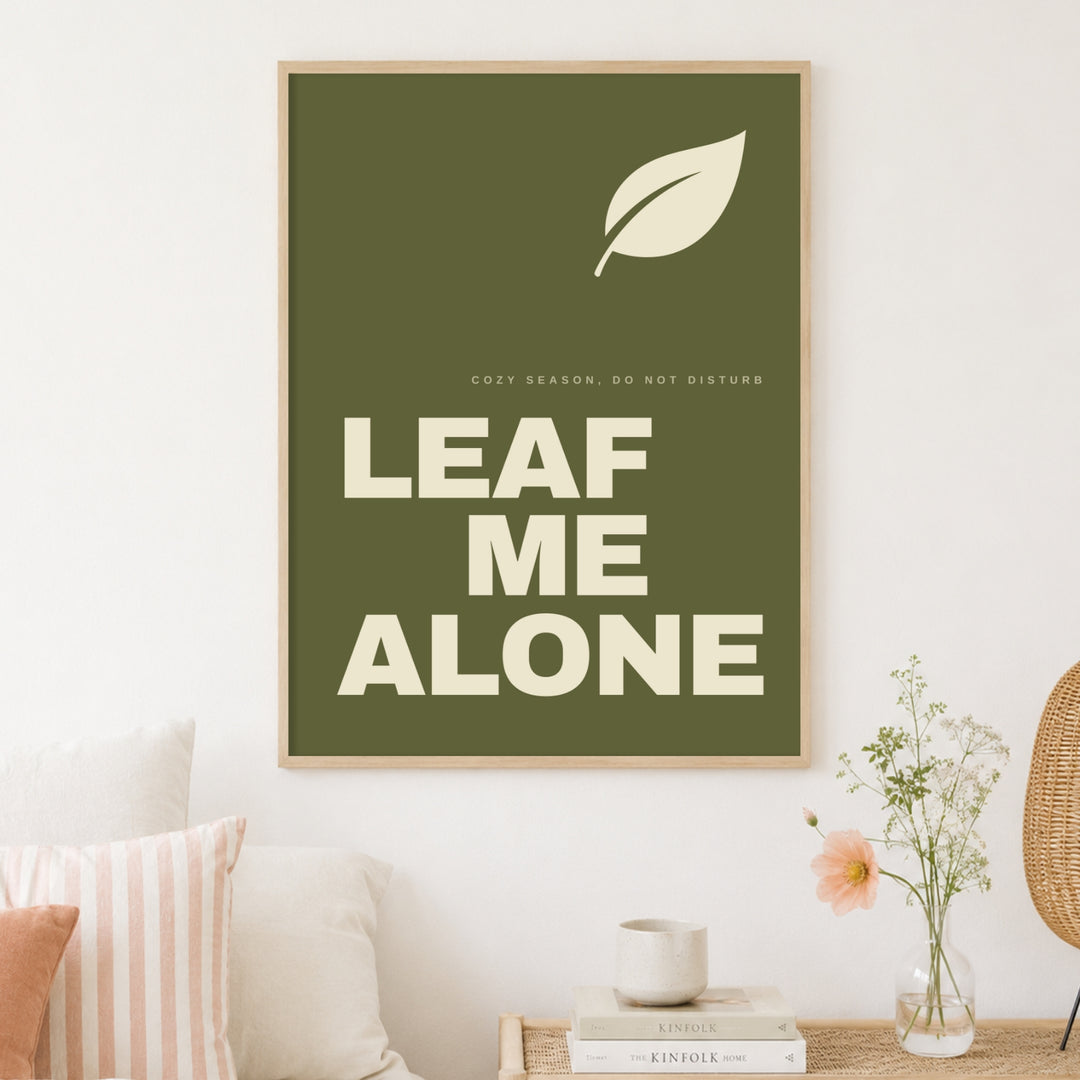 Leaf Me Alone Spruch Poster – Holz natur Rahmen – Produktfoto
