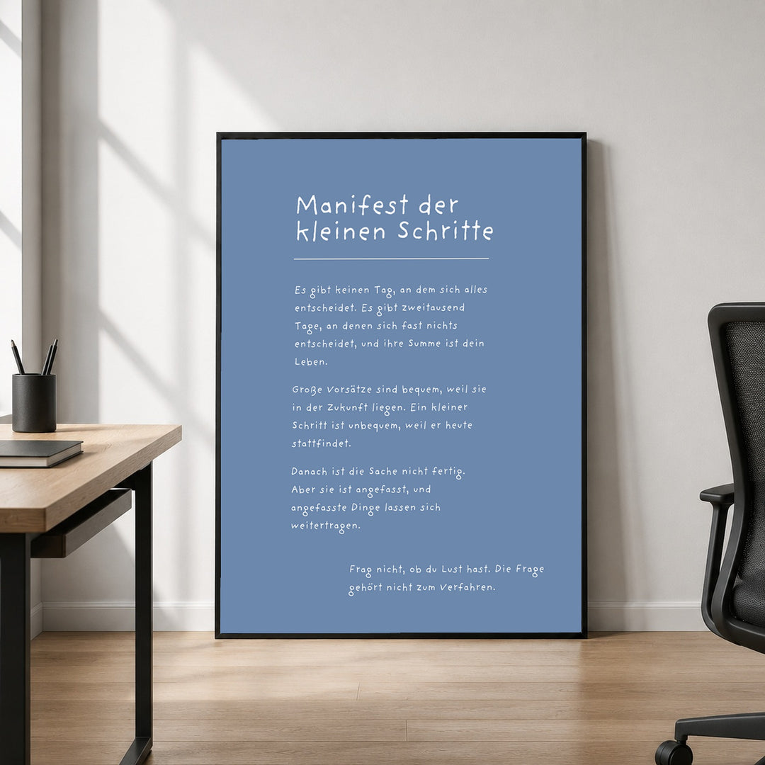 Manifest der kleinen Schritte Poster – Schwarzer Rahmen – Produktfoto