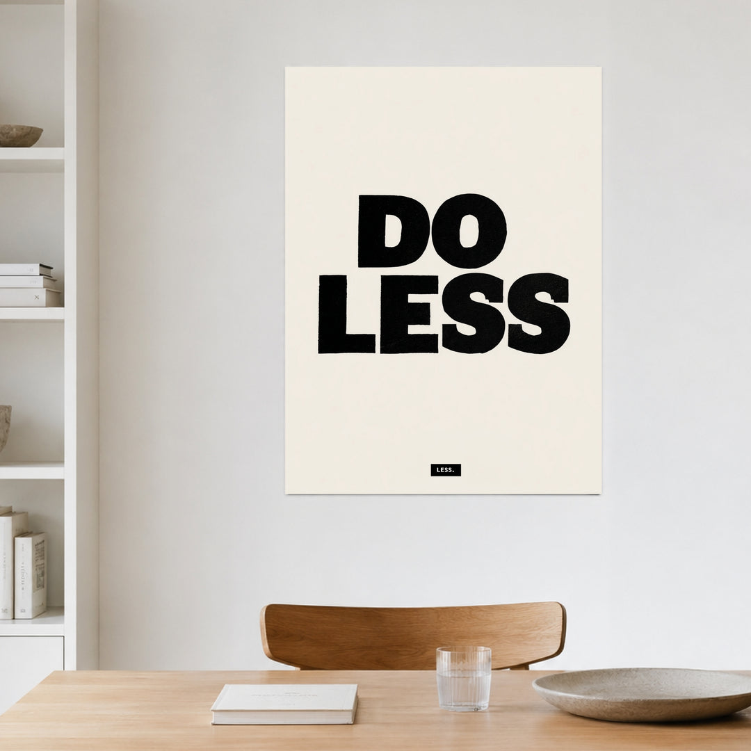 Do Less Poster Leinwandbild – Zimmerszene