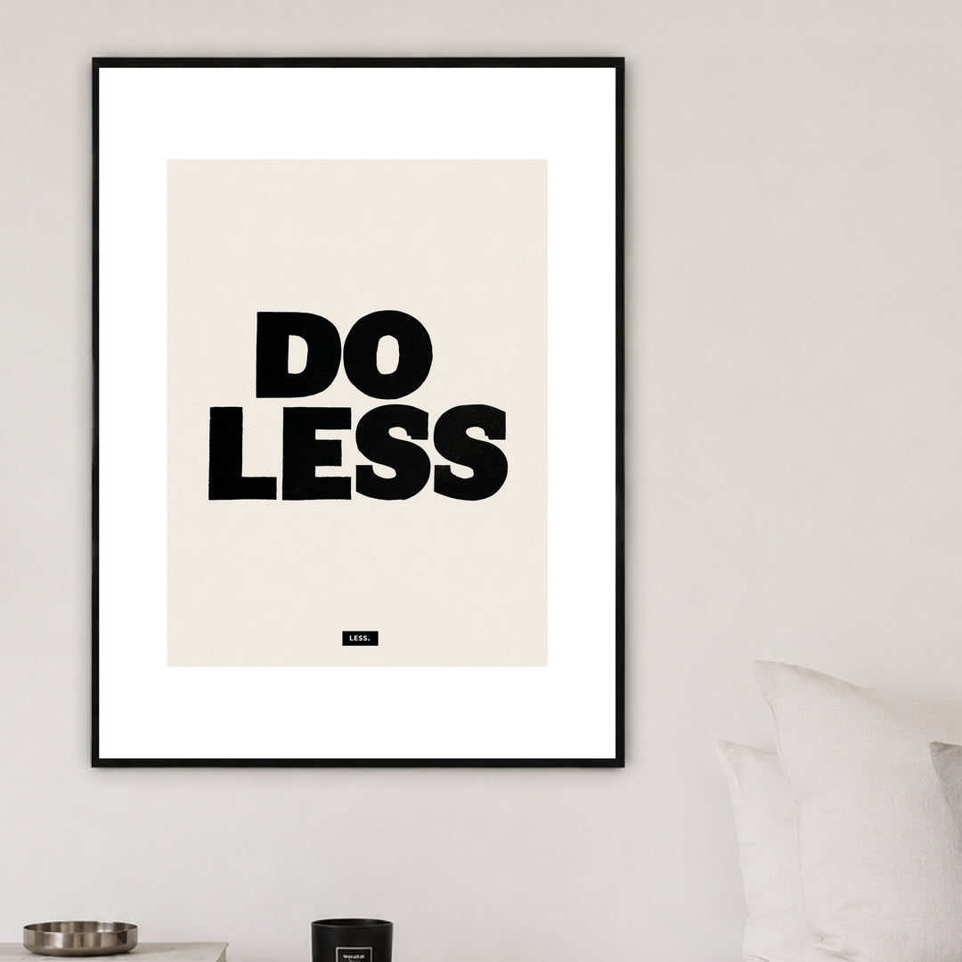 Do Less Poster Poster – Schwarzer Rahmen – Wohnzimmer Mockup