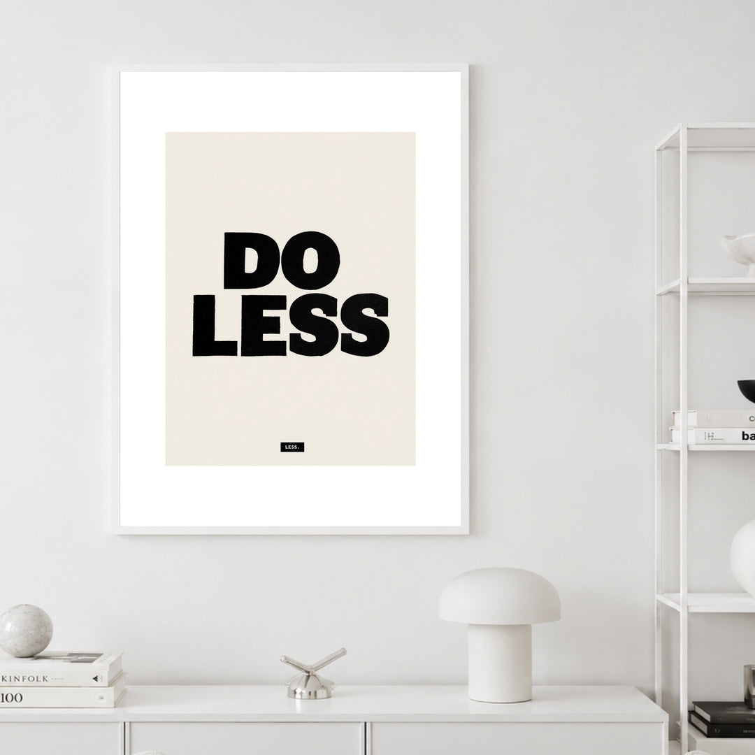 Do Less Poster Poster – Weißer Rahmen – Wohnzimmer Mockup