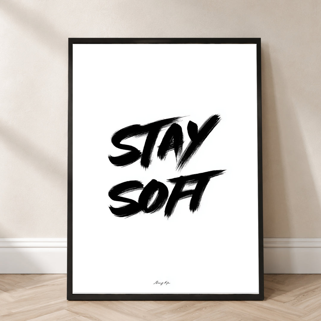 Stay Soft Poster – im Flur