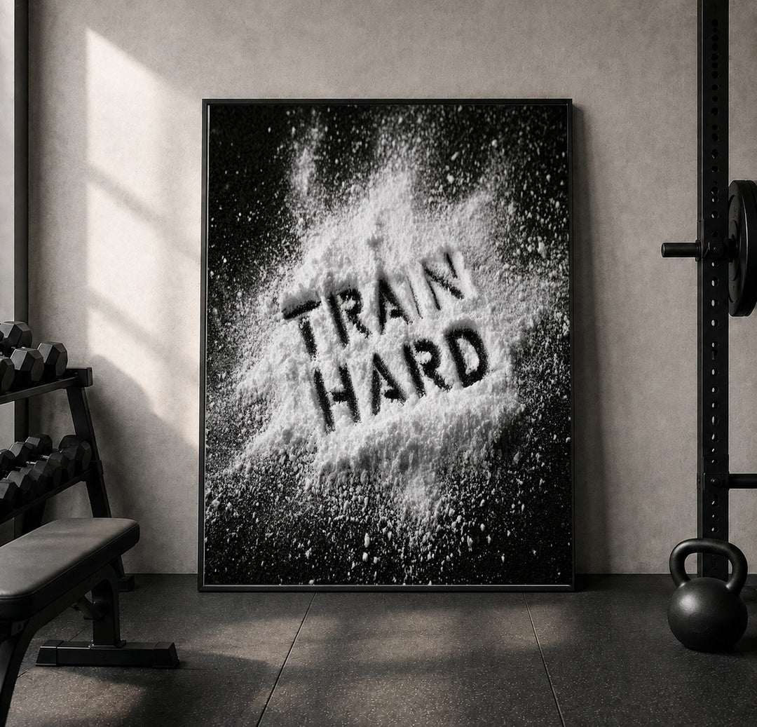 Train Hard Pulver-Schrift Leinwandbild – Leinwandbild