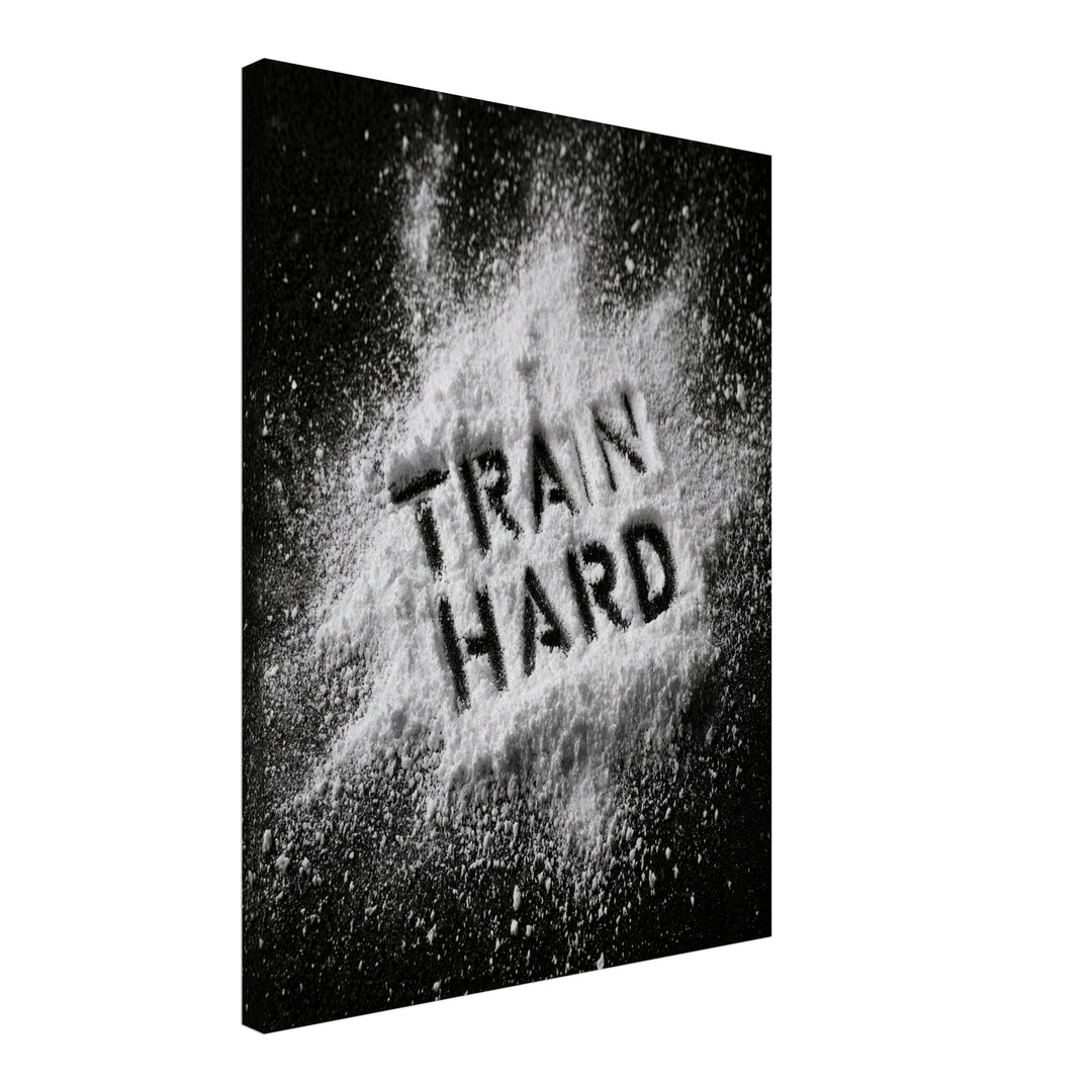 Train Hard Pulver-Schrift Leinwandbild – Schräge Ansicht – Produktfoto