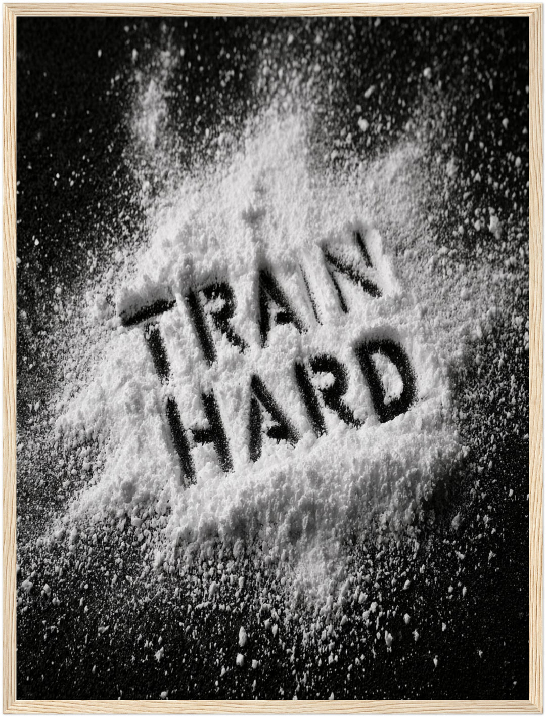 Train Hard Pulver-Schrift Poster – Holz natur Rahmen – Produktfoto