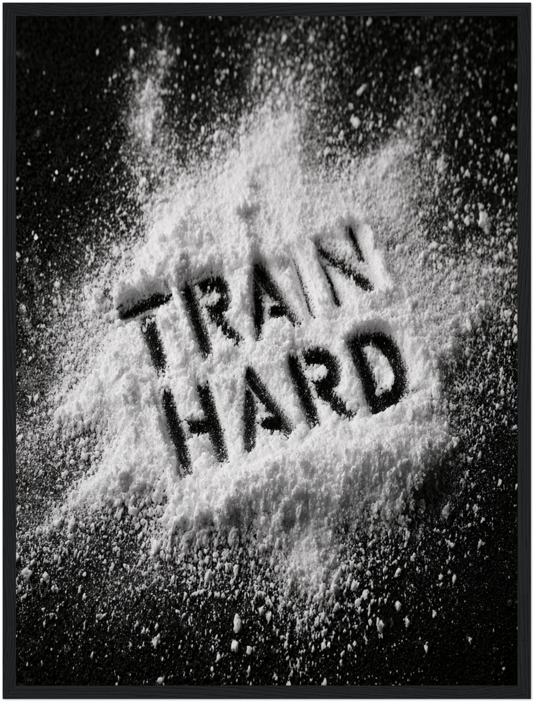 Train Hard Pulver-Schrift Poster – Schwarzer Rahmen – Produktfoto