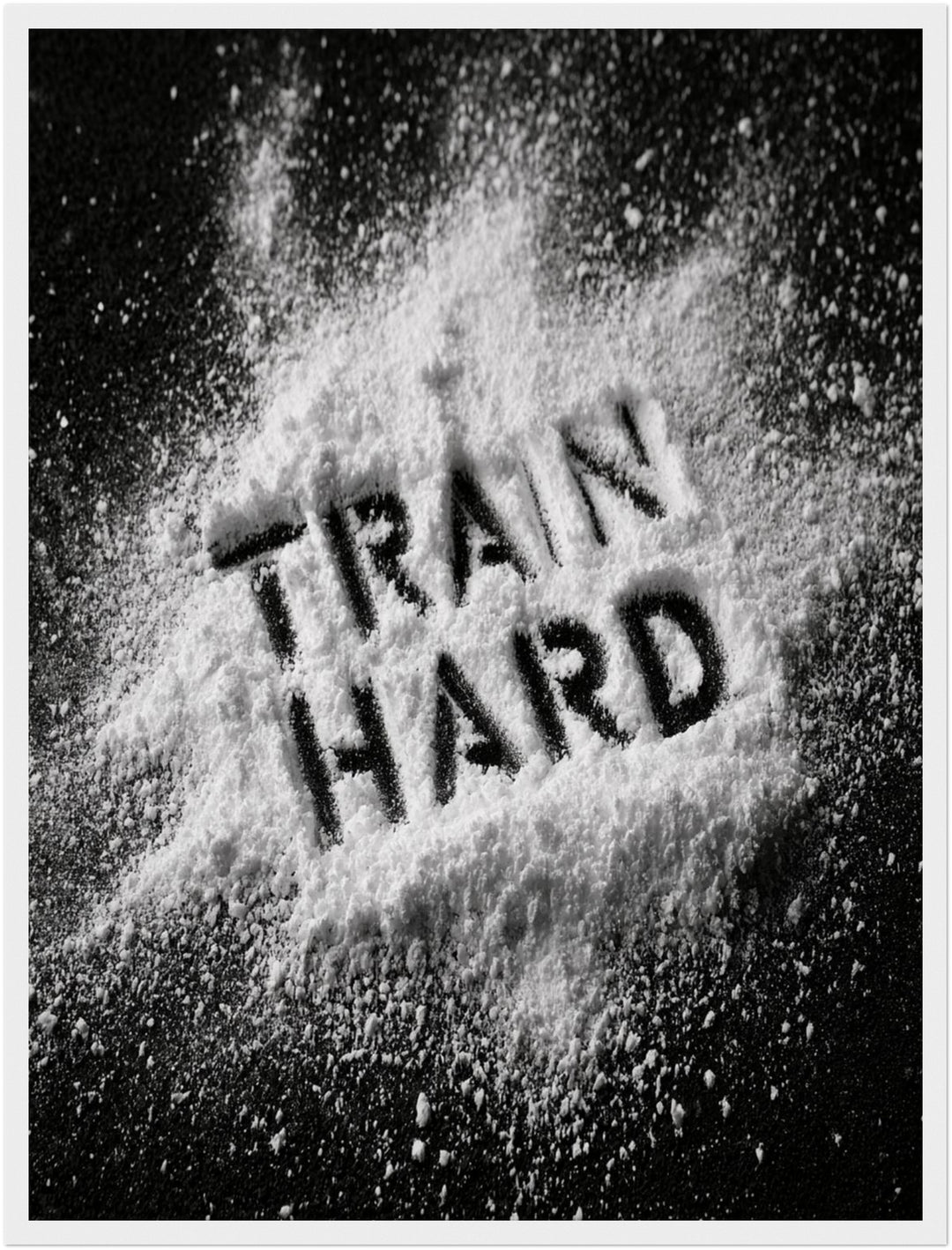 Train Hard Pulver-Schrift Poster – Weißer Rahmen – Produktfoto