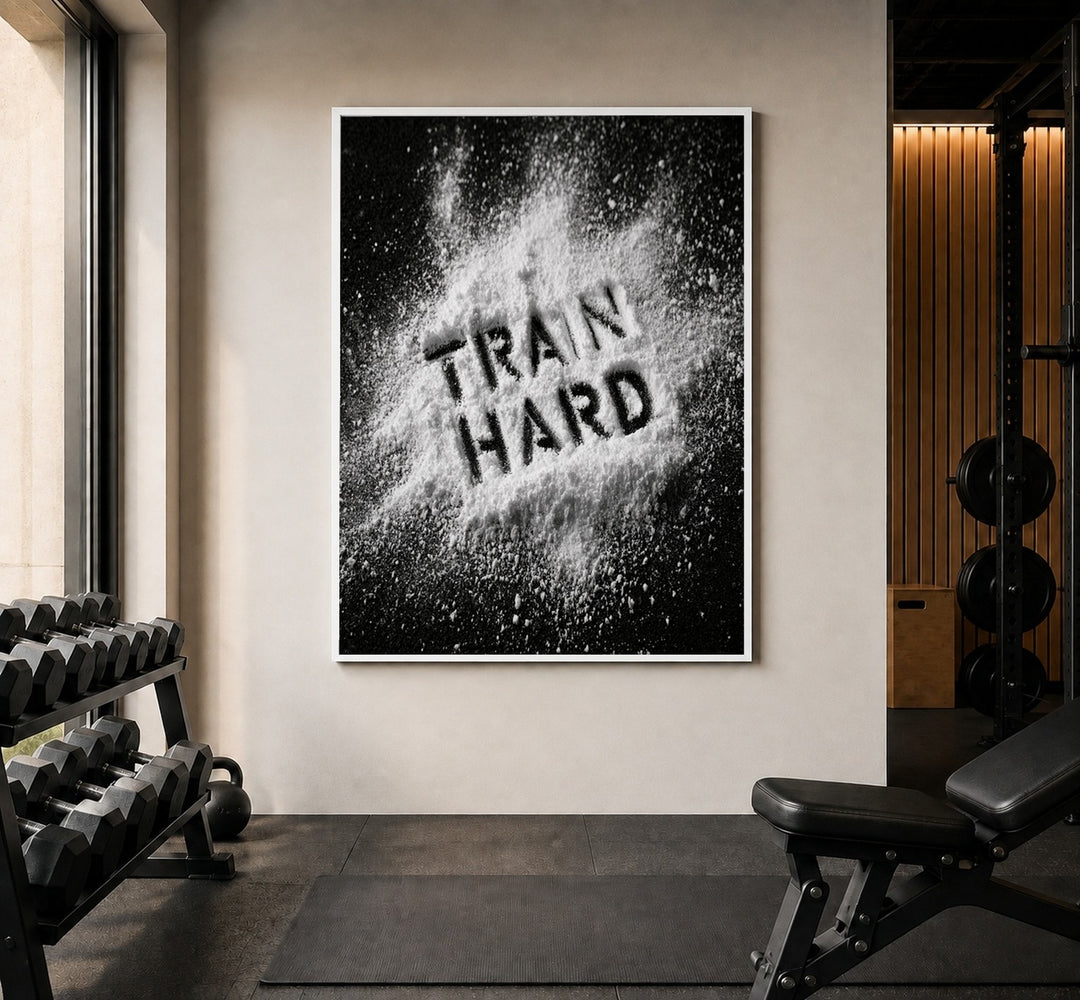 Train Hard Pulver-Schrift Poster – Weißer Rahmen – Produktfoto