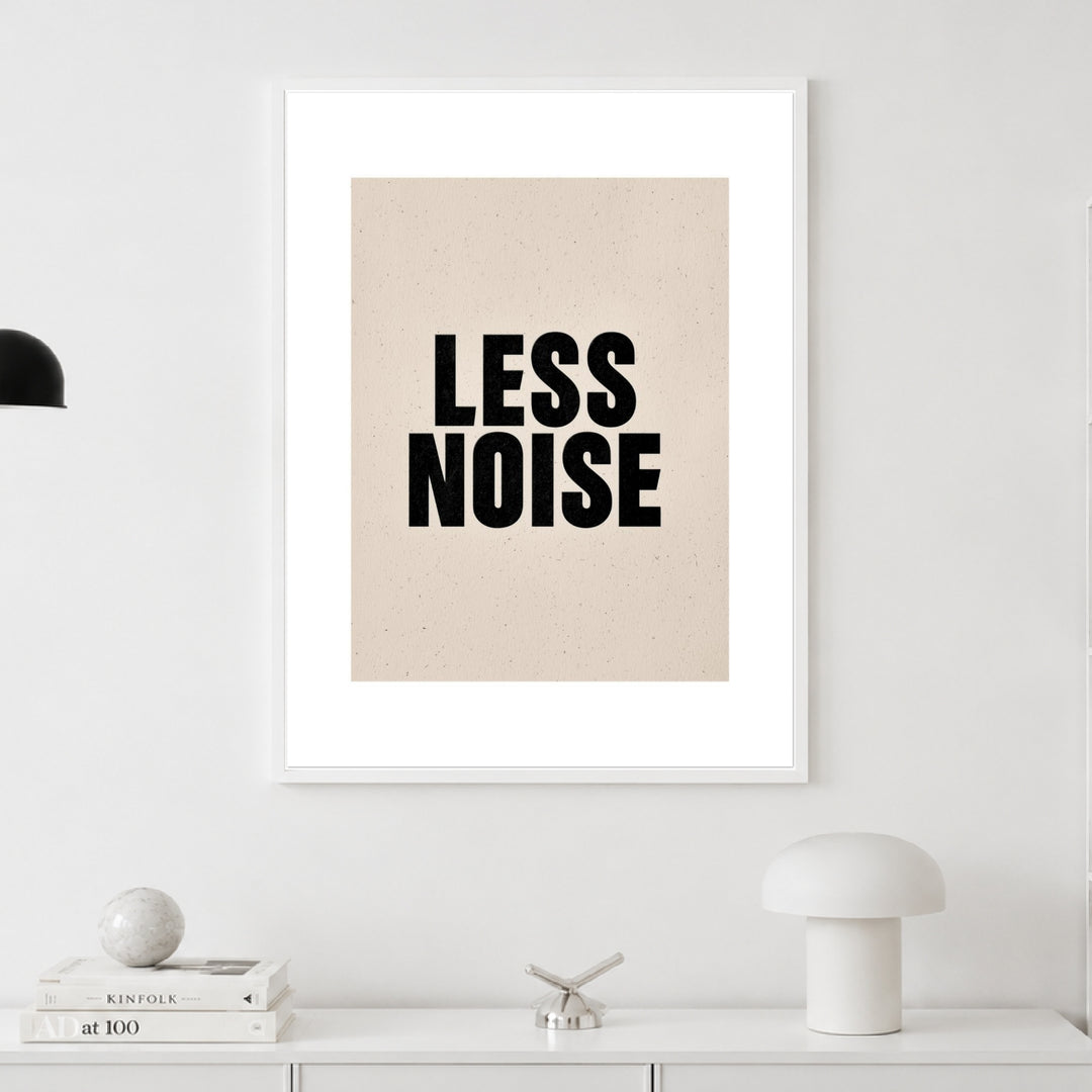 Less Noise Poster – im Wohnzimmer