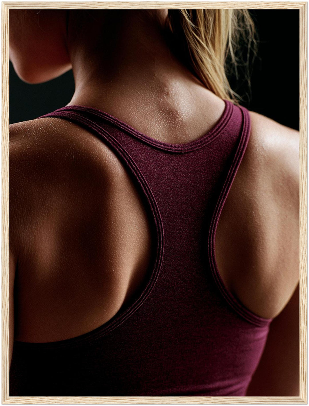 Sportlerin Rueckenansicht Poster – Holz natur Rahmen – Produktfoto
