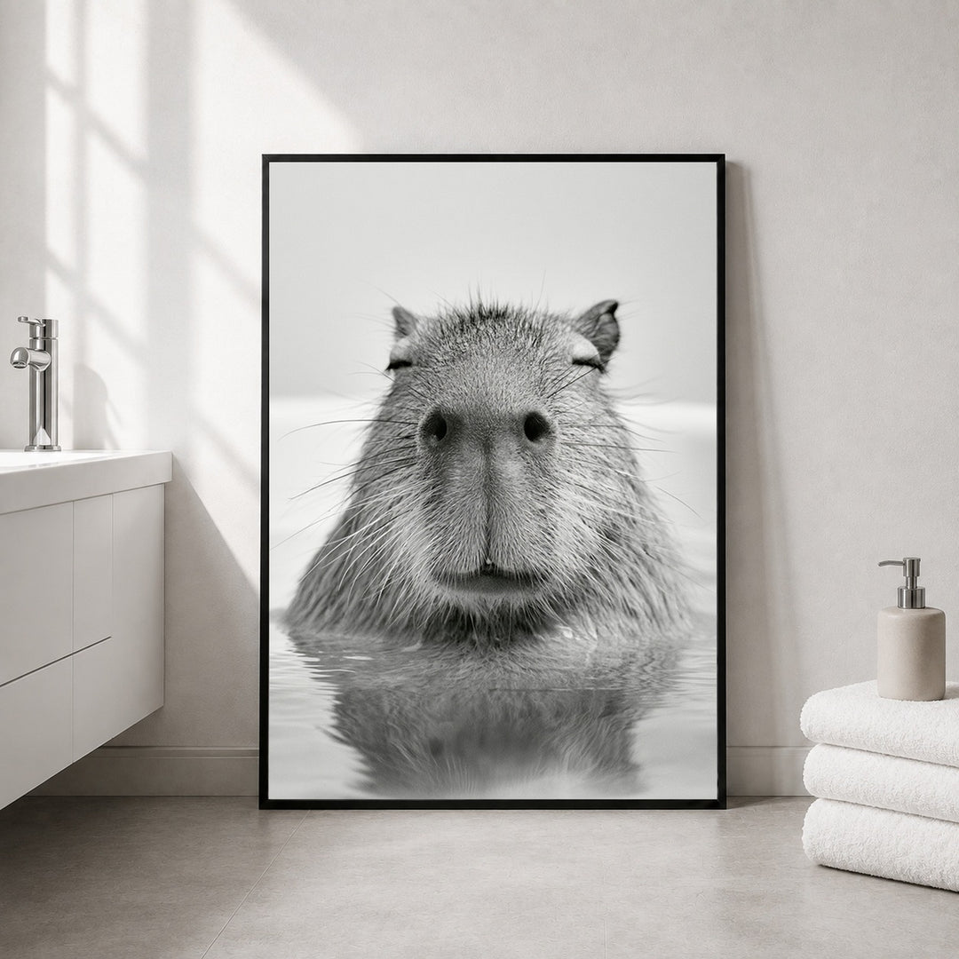 Capybara im Wasser Poster – Schwarzer Rahmen – Produktfoto