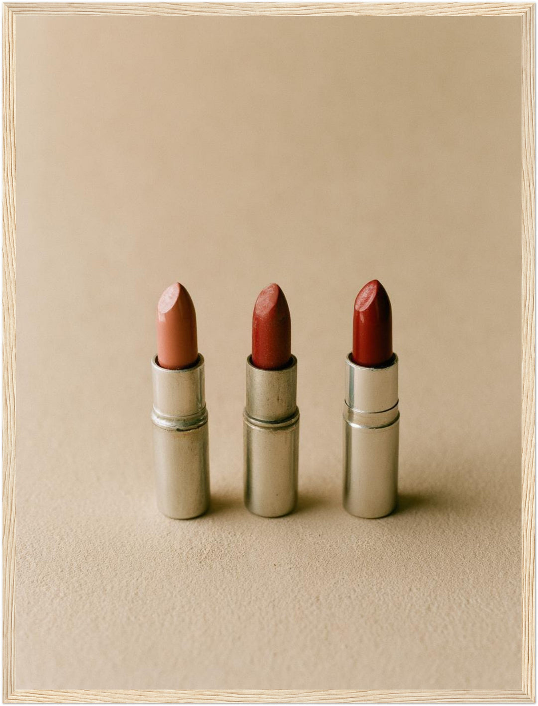 Drei Lippenstifte Nude Poster – Holz natur Rahmen – Produktfoto