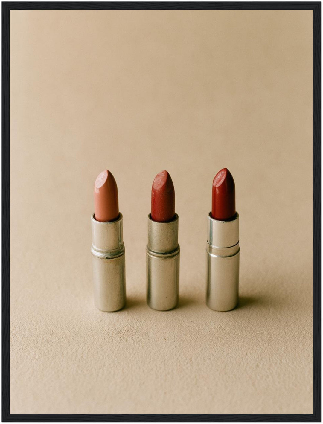 Drei Lippenstifte Nude Poster – Schwarzer Rahmen – Produktfoto