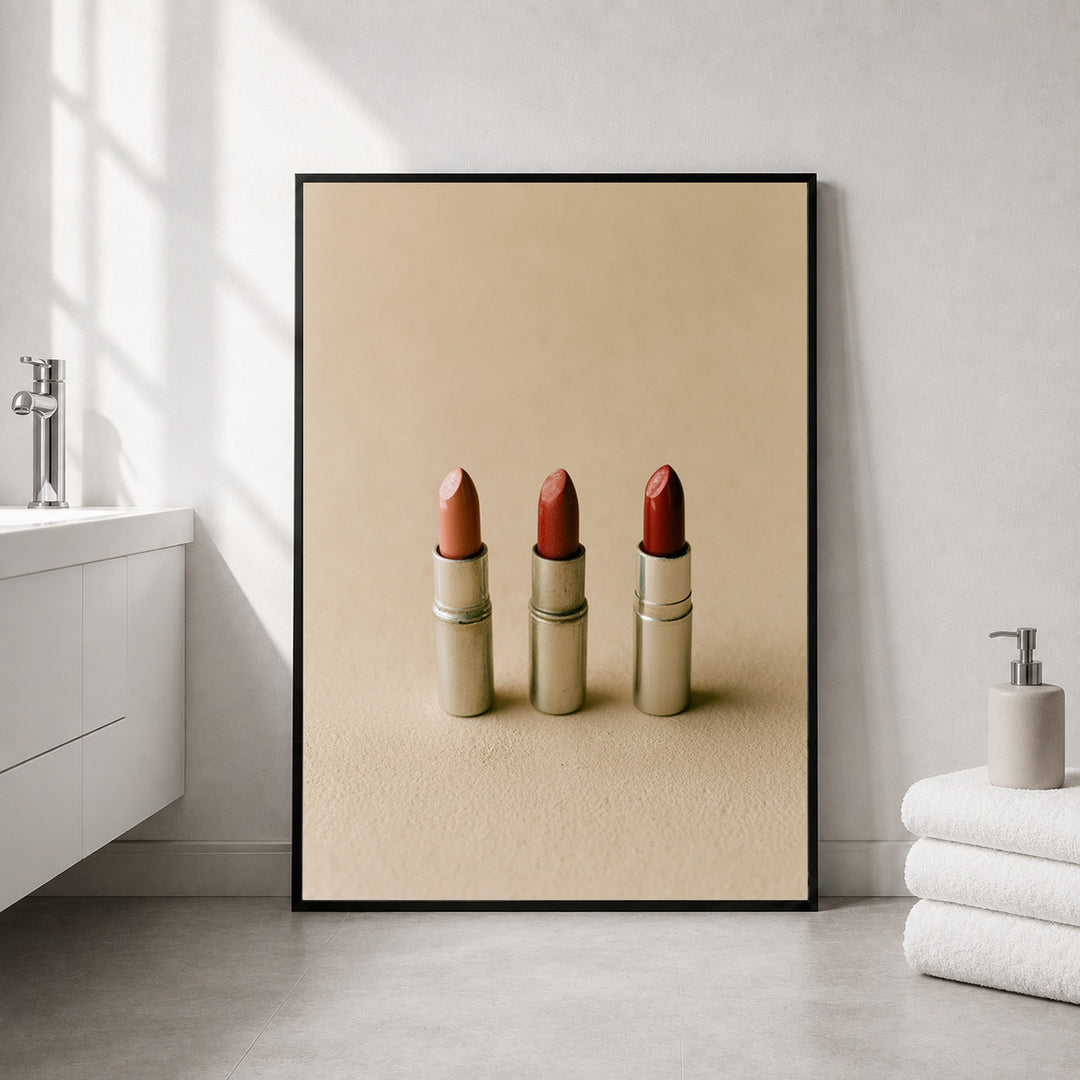 Drei Lippenstifte Nude Poster – Schwarzer Rahmen – Produktfoto