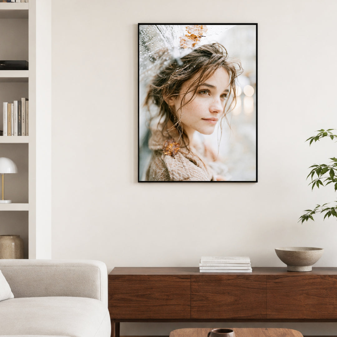 Mädchen im Herbstregen Poster – Schwarzer Rahmen – Produktfoto
