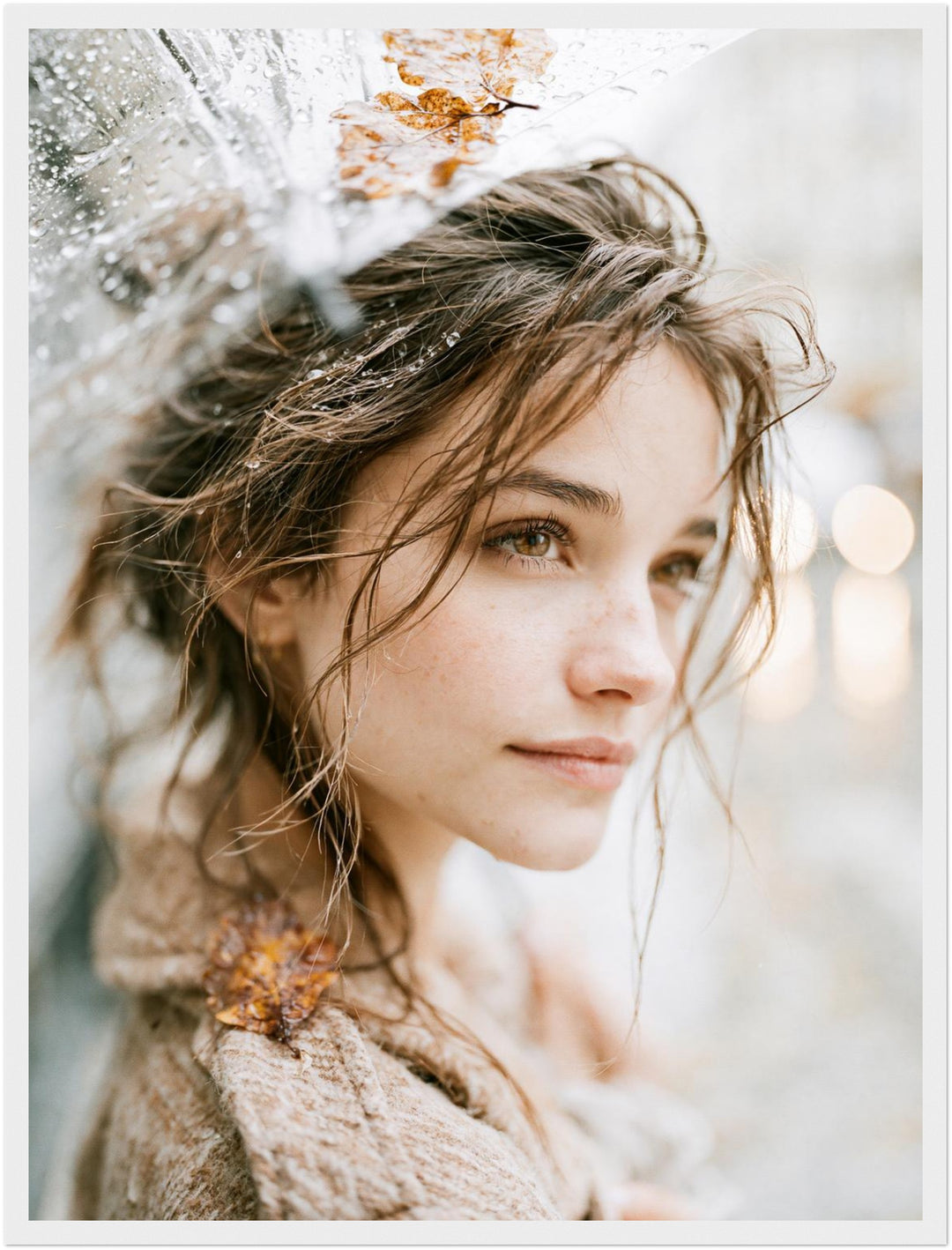 Mädchen im Herbstregen Poster – Weißer Rahmen – Produktfoto
