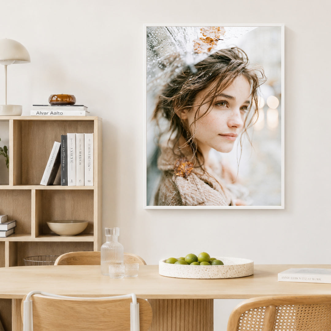Mädchen im Herbstregen Poster – Weißer Rahmen – Produktfoto