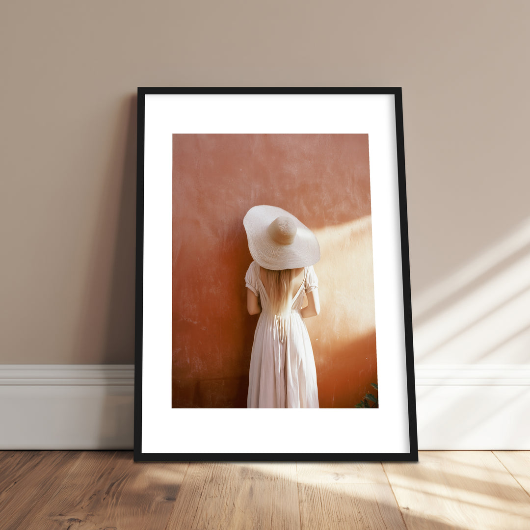 Frau im Sonnenlicht Poster – Schwarzer Rahmen – Produktfoto