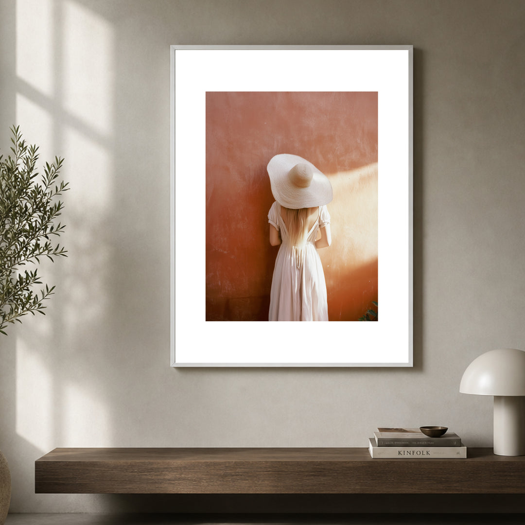 Frau im Sonnenlicht Poster – Weißer Rahmen – Produktfoto