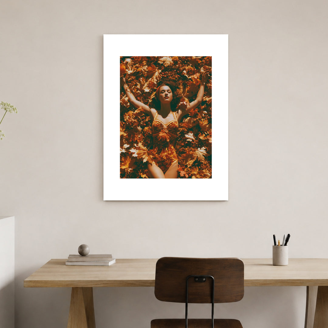Frau in Herbstblättern Poster – Ohne Rahmen – Produktfoto