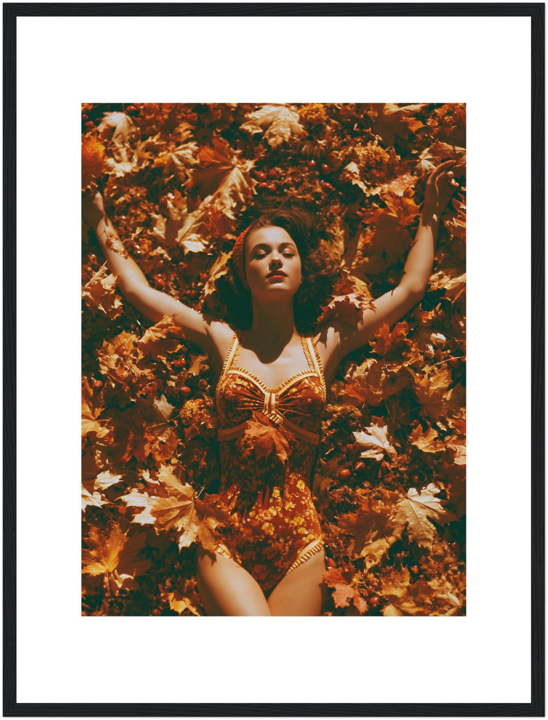 Frau in Herbstblättern Poster – Schwarzer Rahmen – Produktfoto