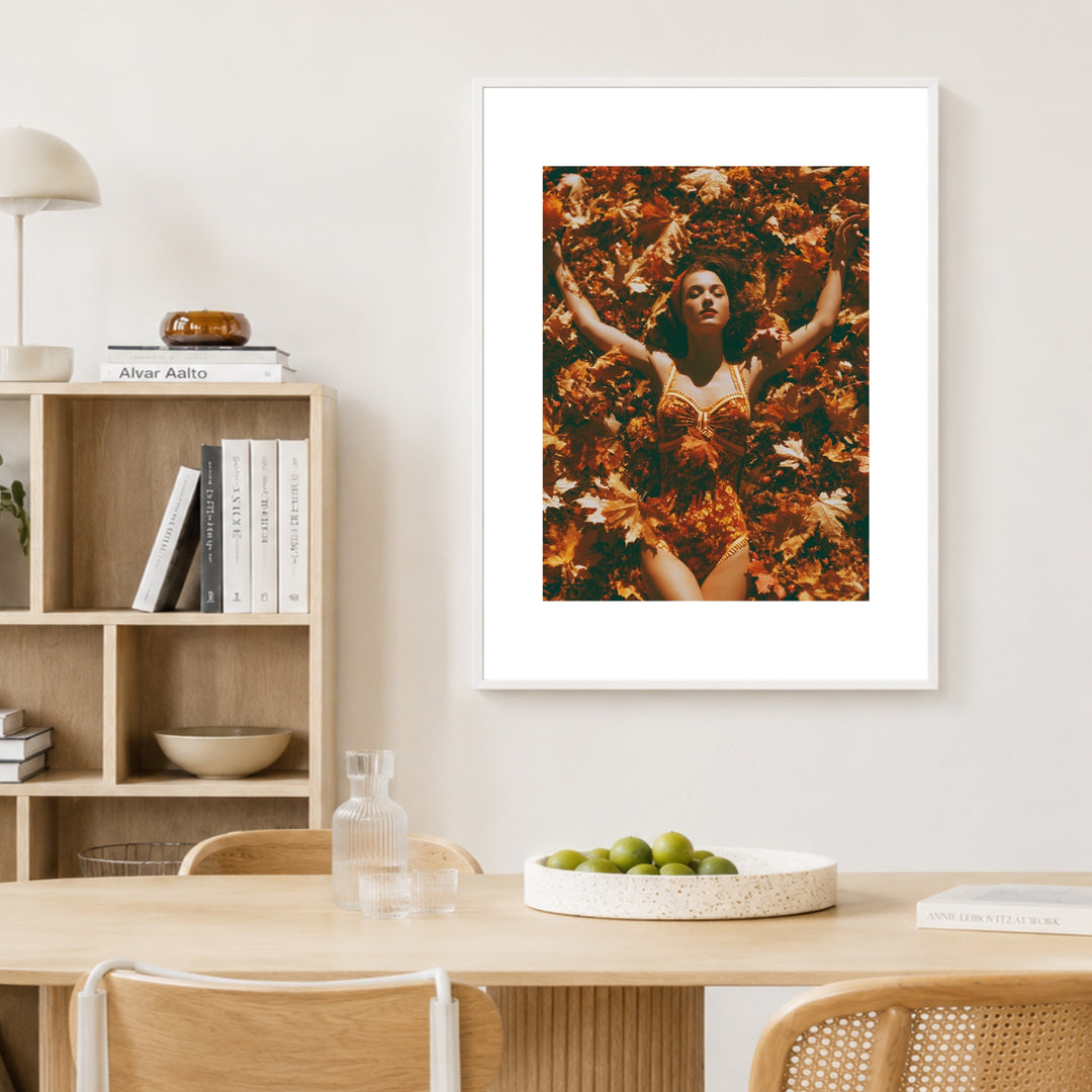 Frau in Herbstblättern Poster – Weißer Rahmen – Produktfoto