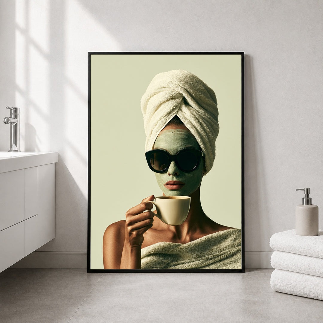 Frau mit Gesichtsmaske Kaffee Poster – Schwarzer Rahmen – Produktfoto