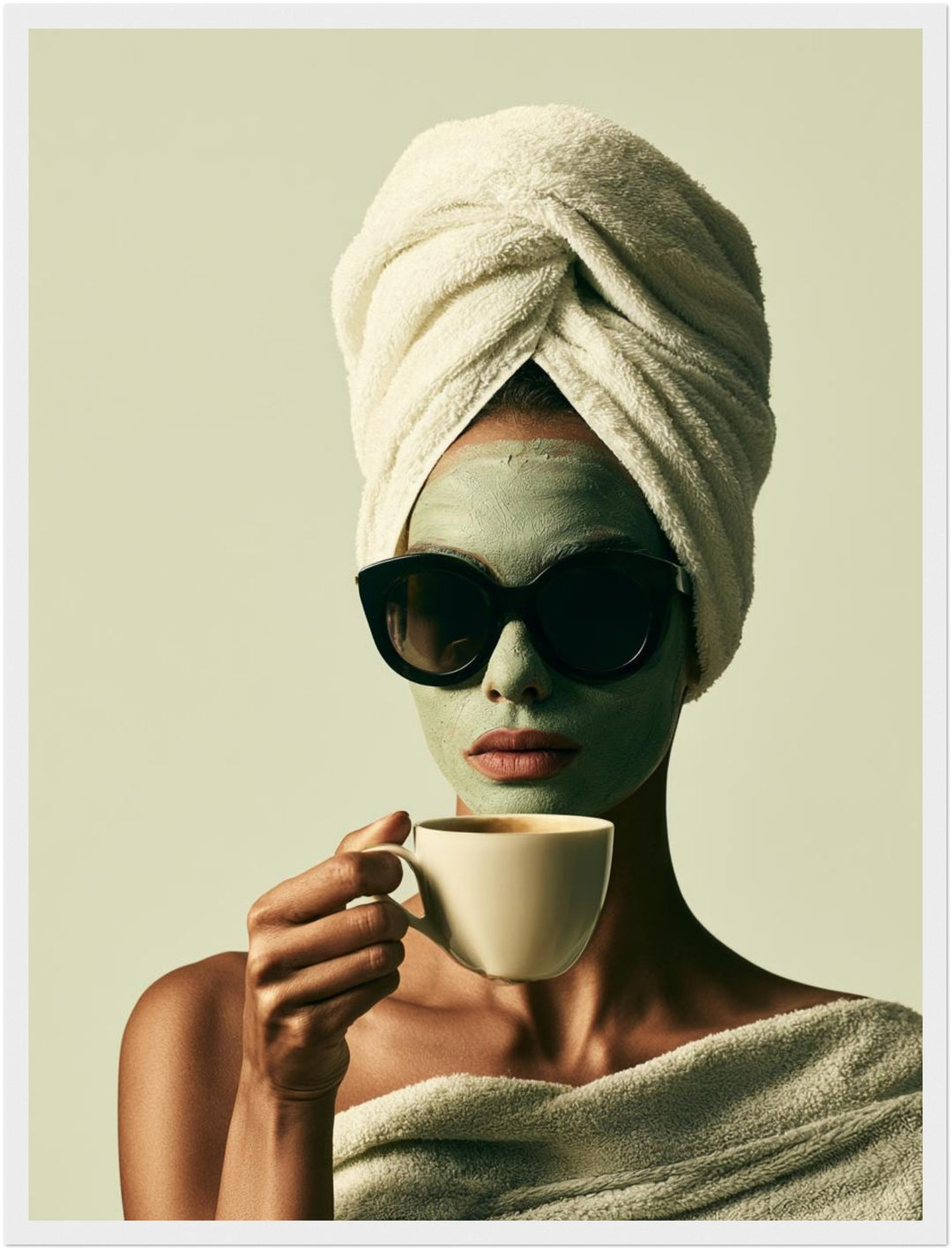 Frau mit Gesichtsmaske Kaffee Poster – Weißer Rahmen – Produktfoto
