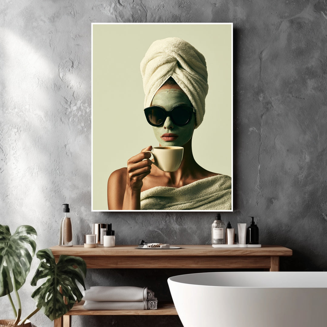 Frau mit Gesichtsmaske Kaffee Poster – Weißer Rahmen – Produktfoto