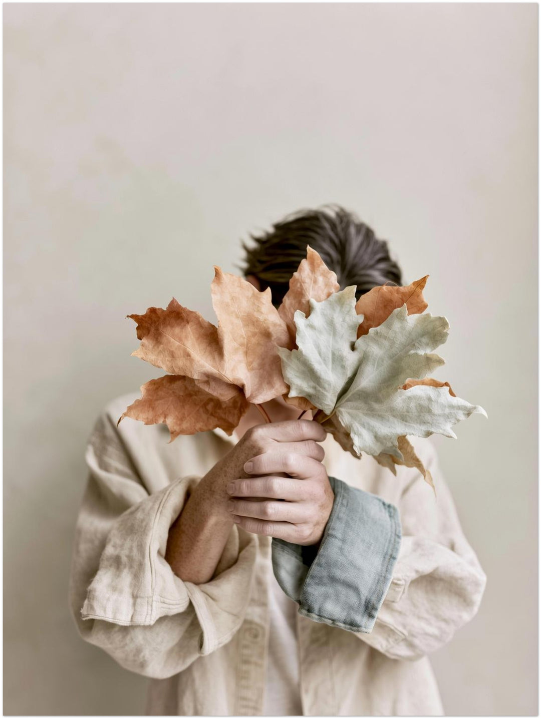 Herbstblätter vor dem Gesicht Leinwandbild – Ohne Rahmen – Produktfoto