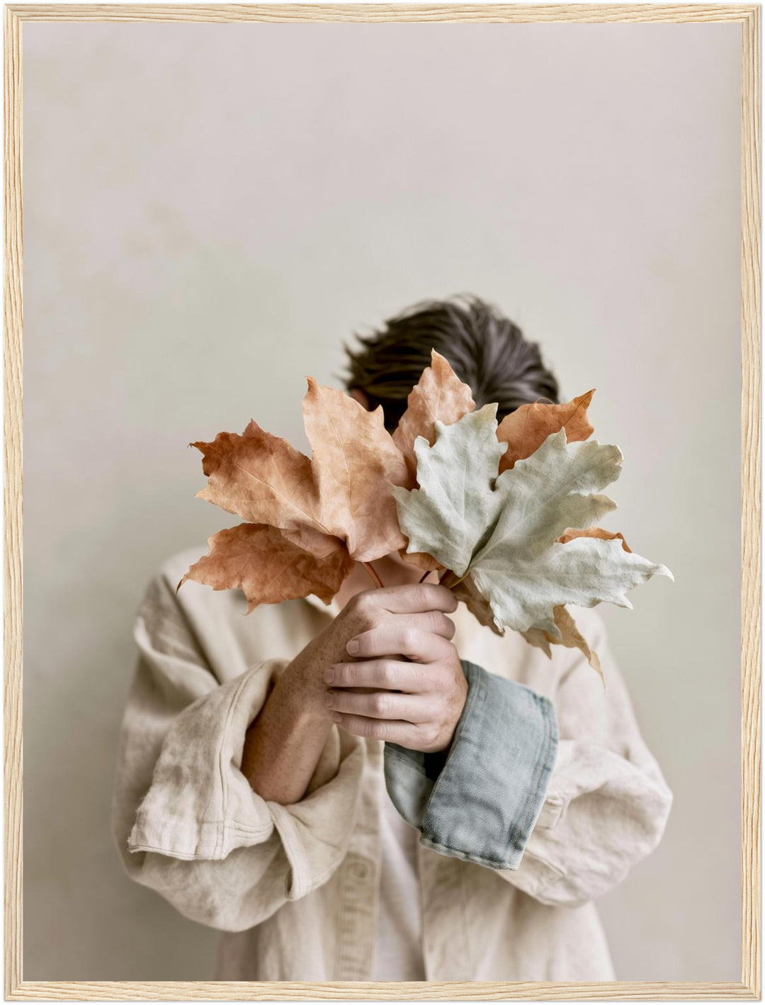 Herbstblätter vor dem Gesicht Poster – Holz natur Rahmen – Produktfoto