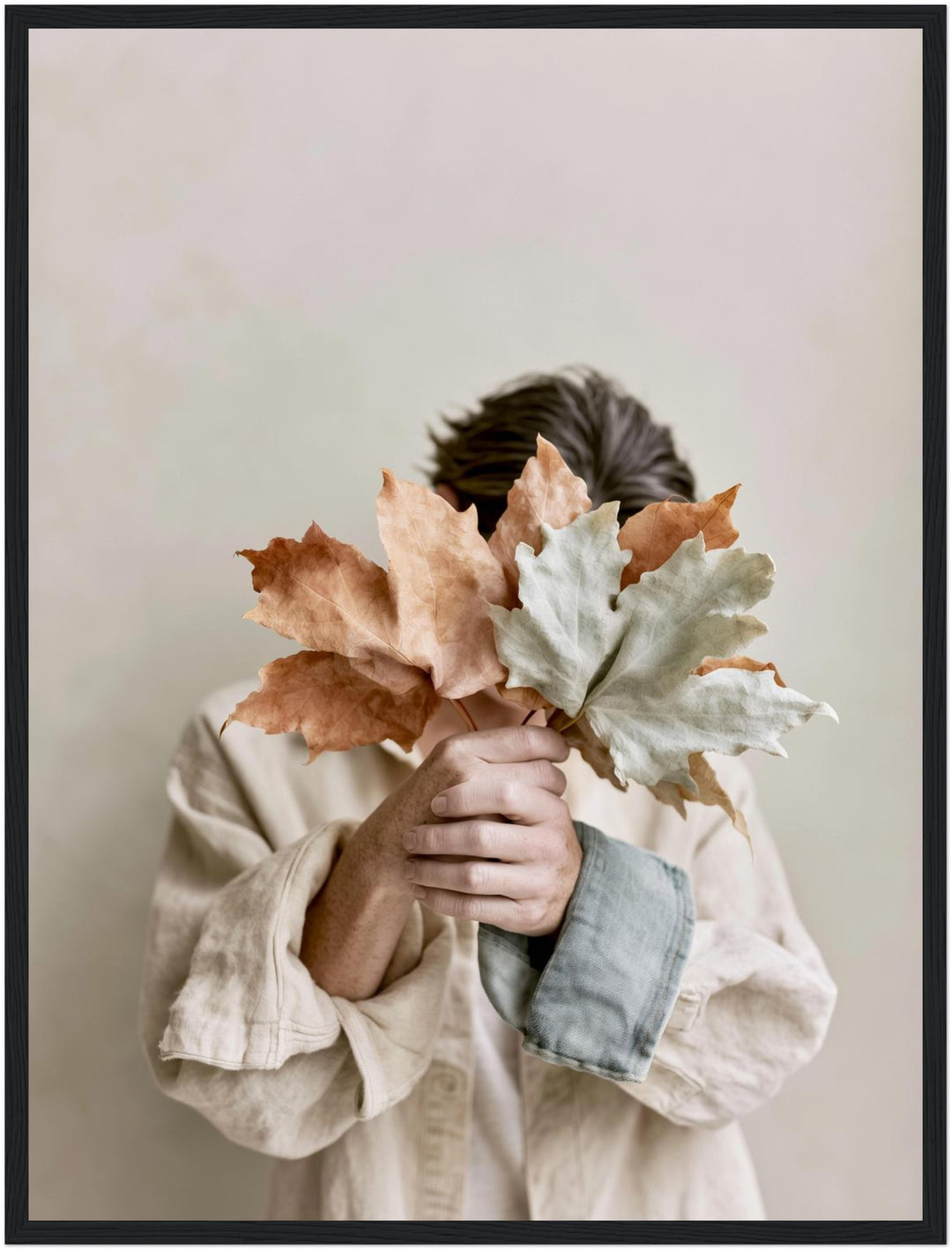 Herbstblätter vor dem Gesicht Poster – Schwarzer Rahmen – Produktfoto