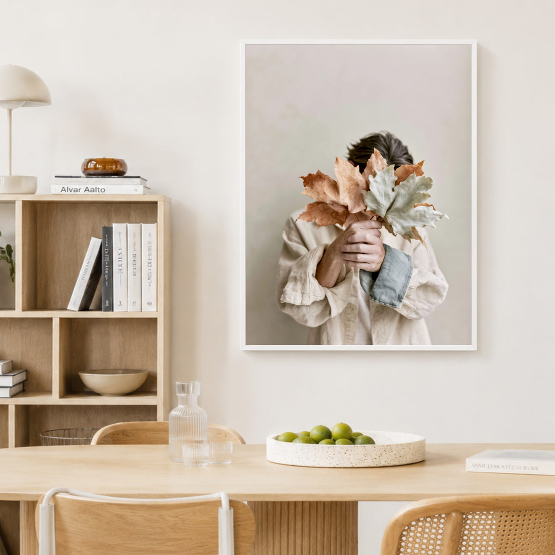 Herbstblätter vor dem Gesicht Poster – Weißer Rahmen – Produktfoto