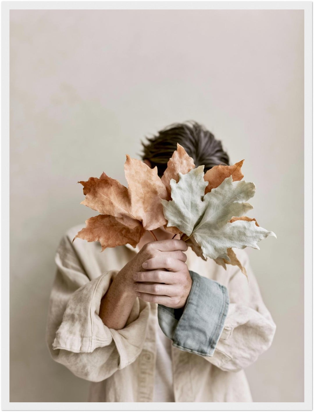 Herbstblätter vor dem Gesicht Poster – Weißer Rahmen – Produktfoto