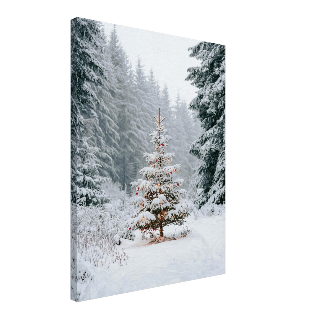 Verschneiter Weihnachtsbaum im Wald Leinwandbild – Schräge Ansicht – Produktfoto