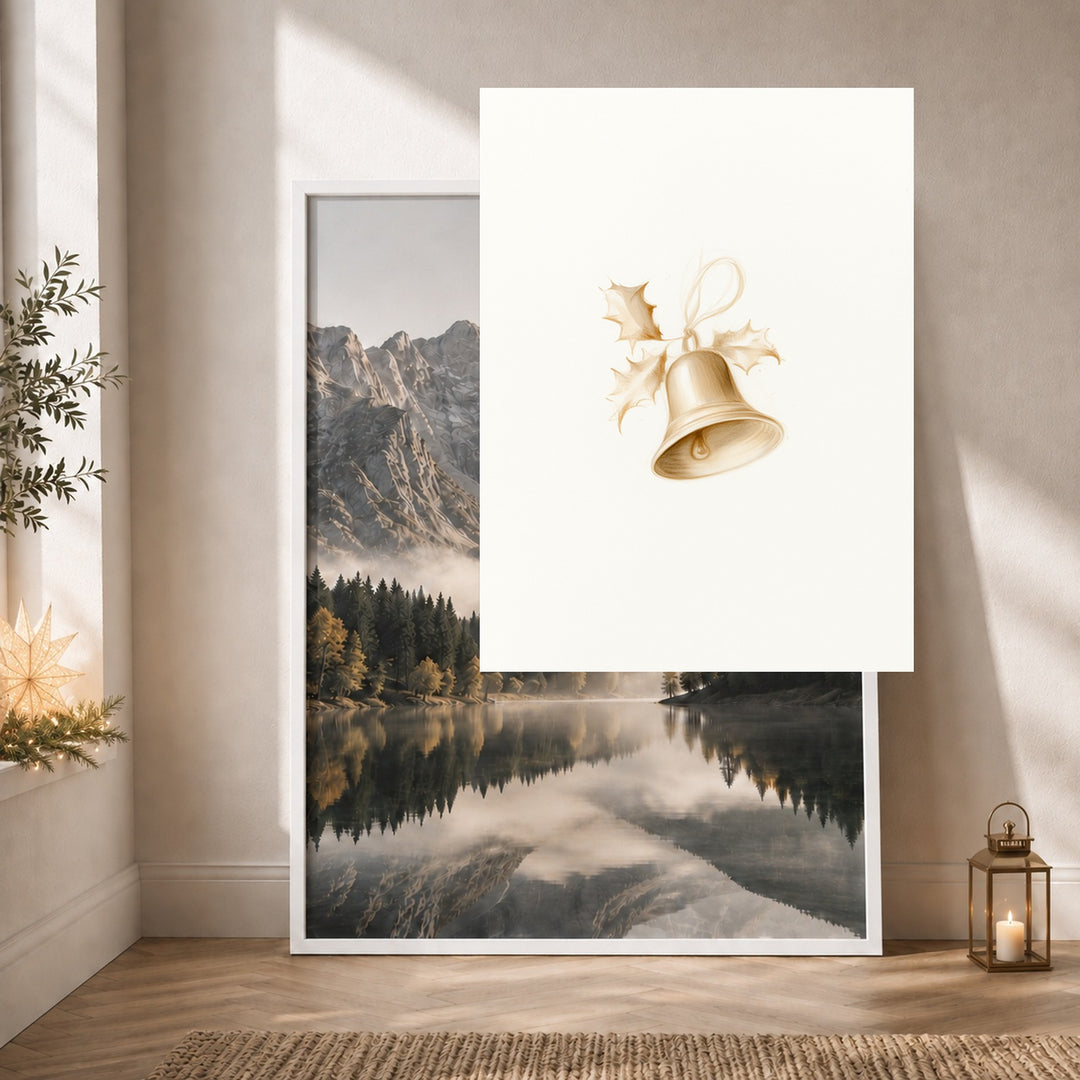 Goldene Weihnachtsglocke mit Stechpalme Poster – Weißer Rahmen – Produktfoto