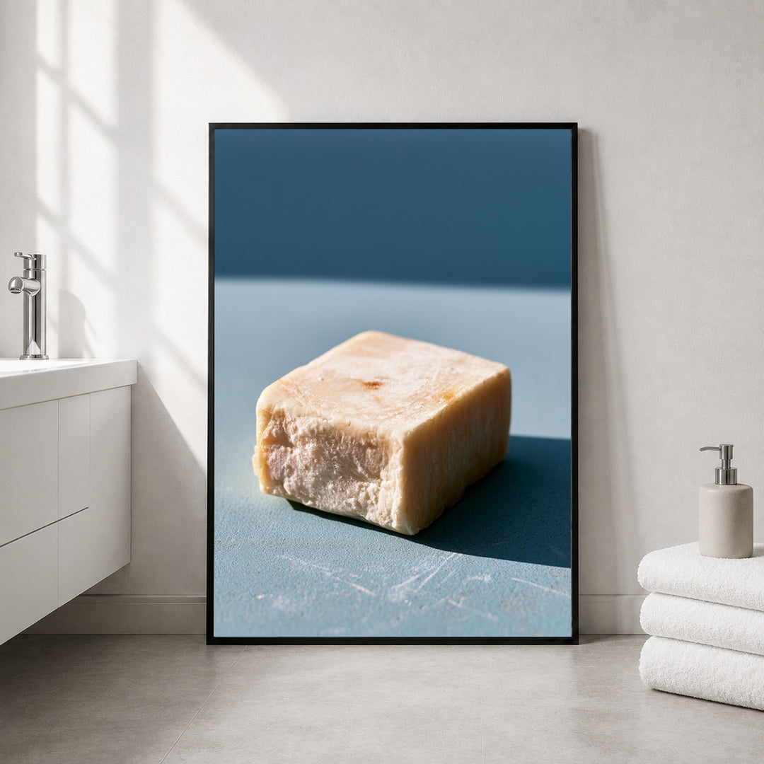 Goldener Seifenwürfel nah Poster – Schwarzer Rahmen – Produktfoto