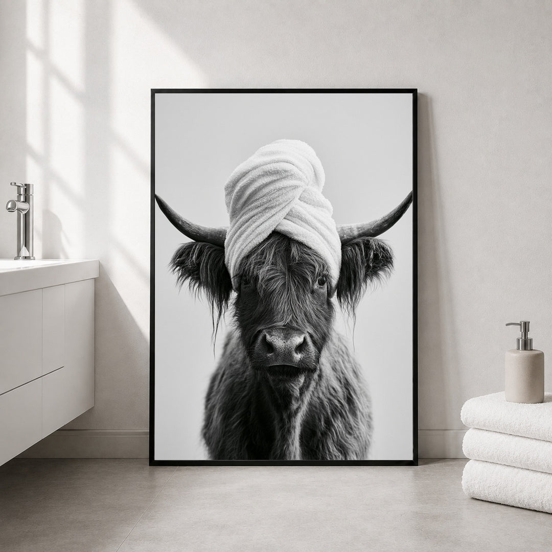 Highlander Kuh mit Handtuch Poster – Schwarzer Rahmen – Produktfoto