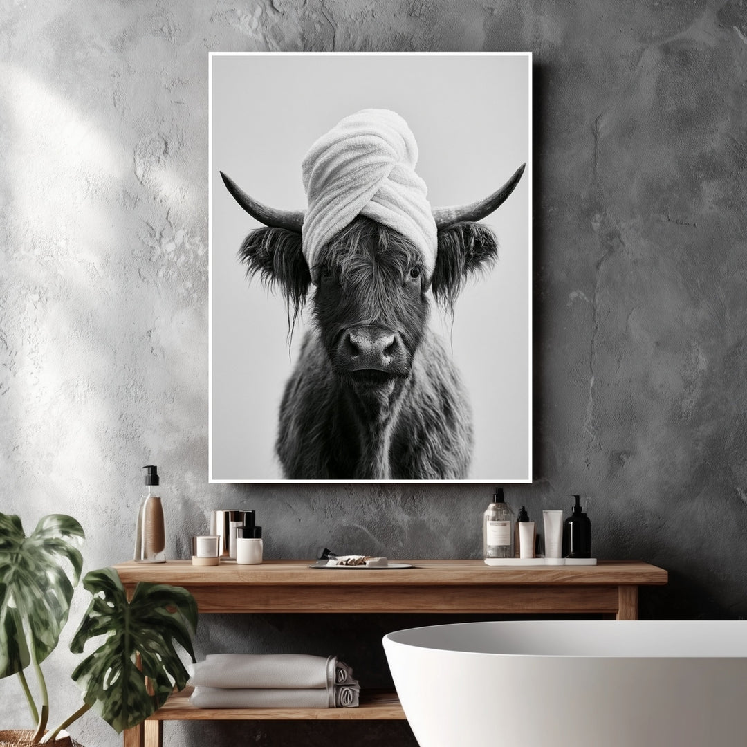 Highlander Kuh mit Handtuch Poster – Weißer Rahmen – Produktfoto