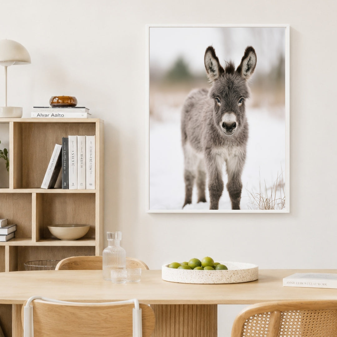 Kleiner Esel im Schnee Poster – Weißer Rahmen – Produktfoto